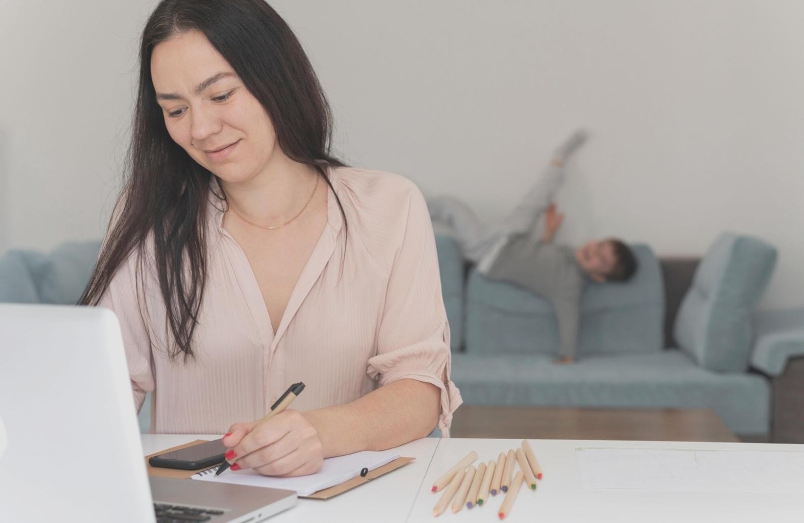 Budget investing consultation session demonstrating personalized financial guidance approach